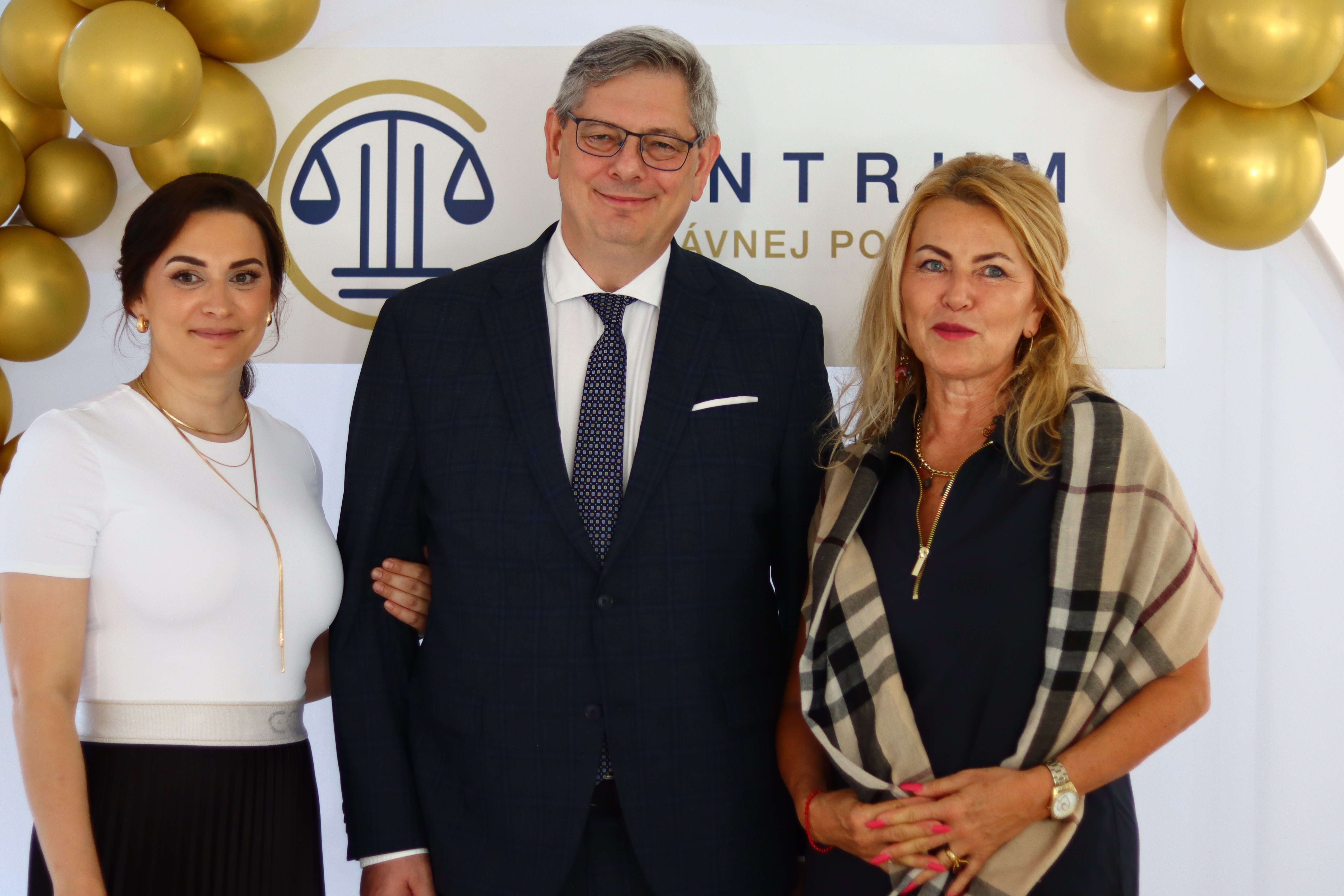 Strihanie p&aacute;sky pri otvoren&iacute; kancel&aacute;rie - riaditeľka Centra Anna Peťovsk&aacute;, minister spravodlivosti SR Boris Susko a ved&uacute;ca kancel&aacute;rie Pre&scaron;ov JUDr. Andrea Ba&scaron;istov&aacute;